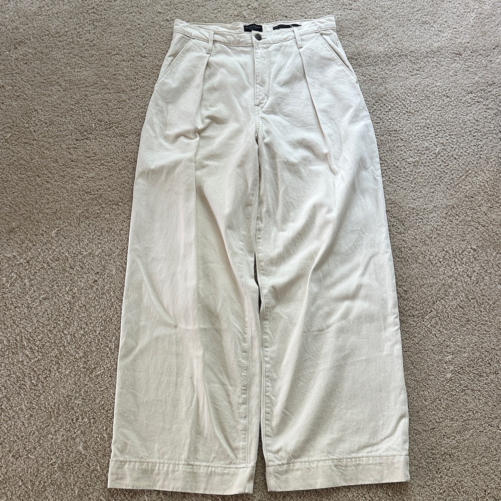 Banana Republic EUC Pleated High Rise Wide Leg Relaxed Fit Cream Denim Jeans 30